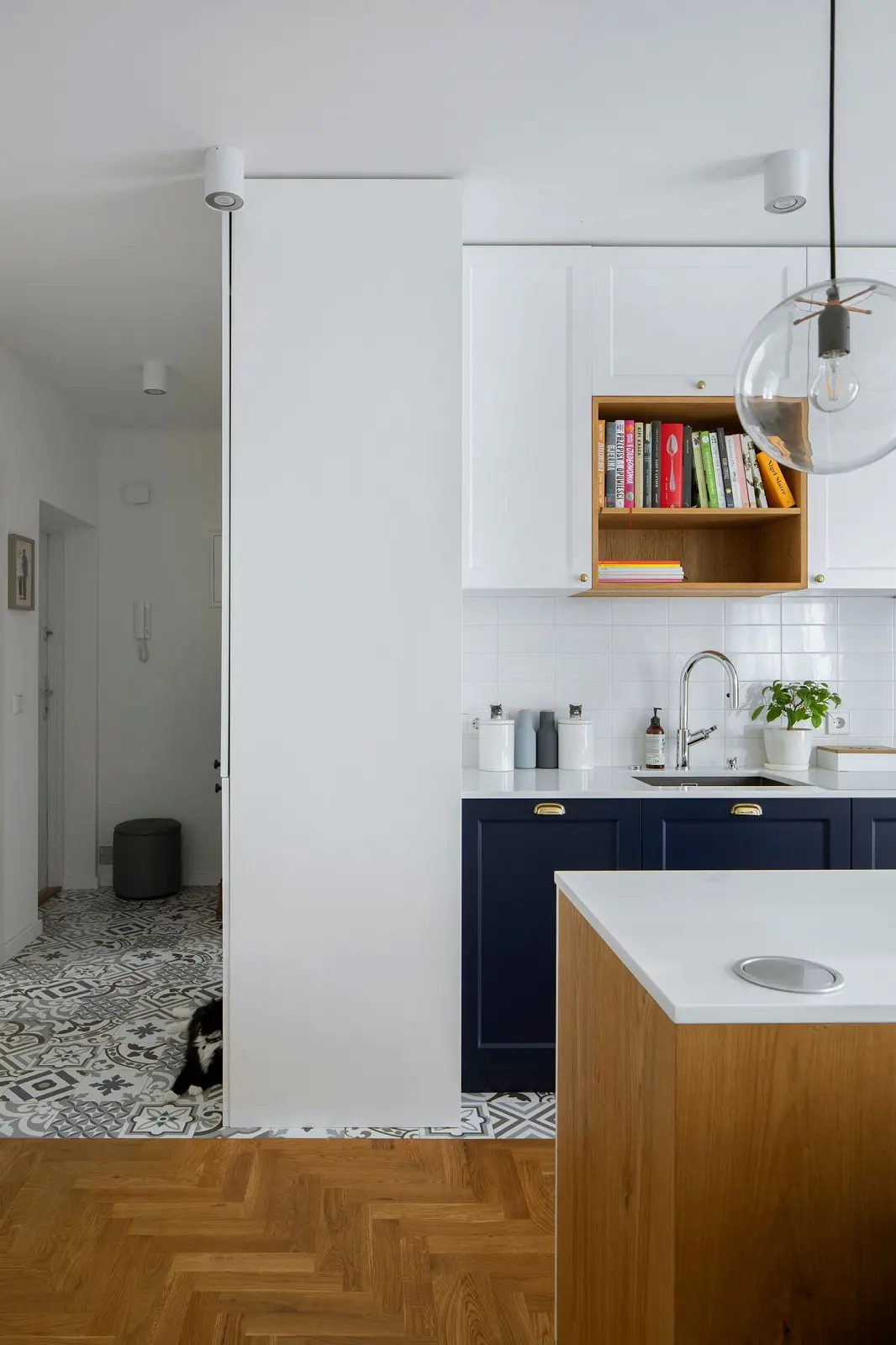 Drugie życie warszawskiej kamienicy: apartament z kroplą słońca