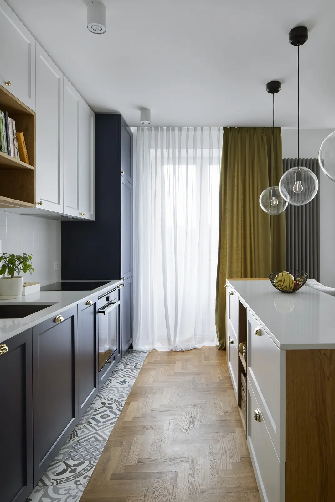 Drugie życie warszawskiej kamienicy: apartament z kroplą słońca