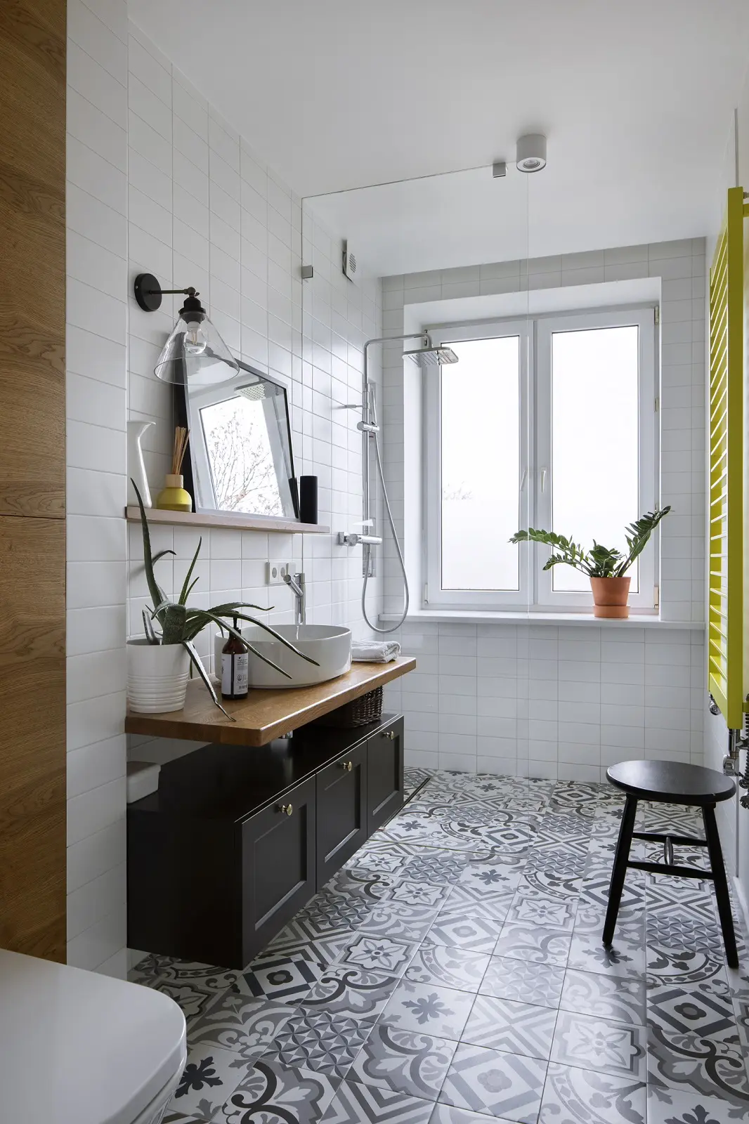 Drugie życie warszawskiej kamienicy: apartament z kroplą słońca