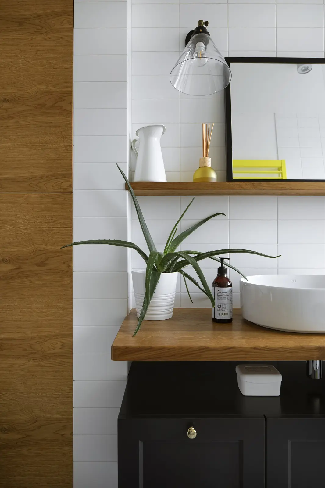 Drugie życie warszawskiej kamienicy: apartament z kroplą słońca