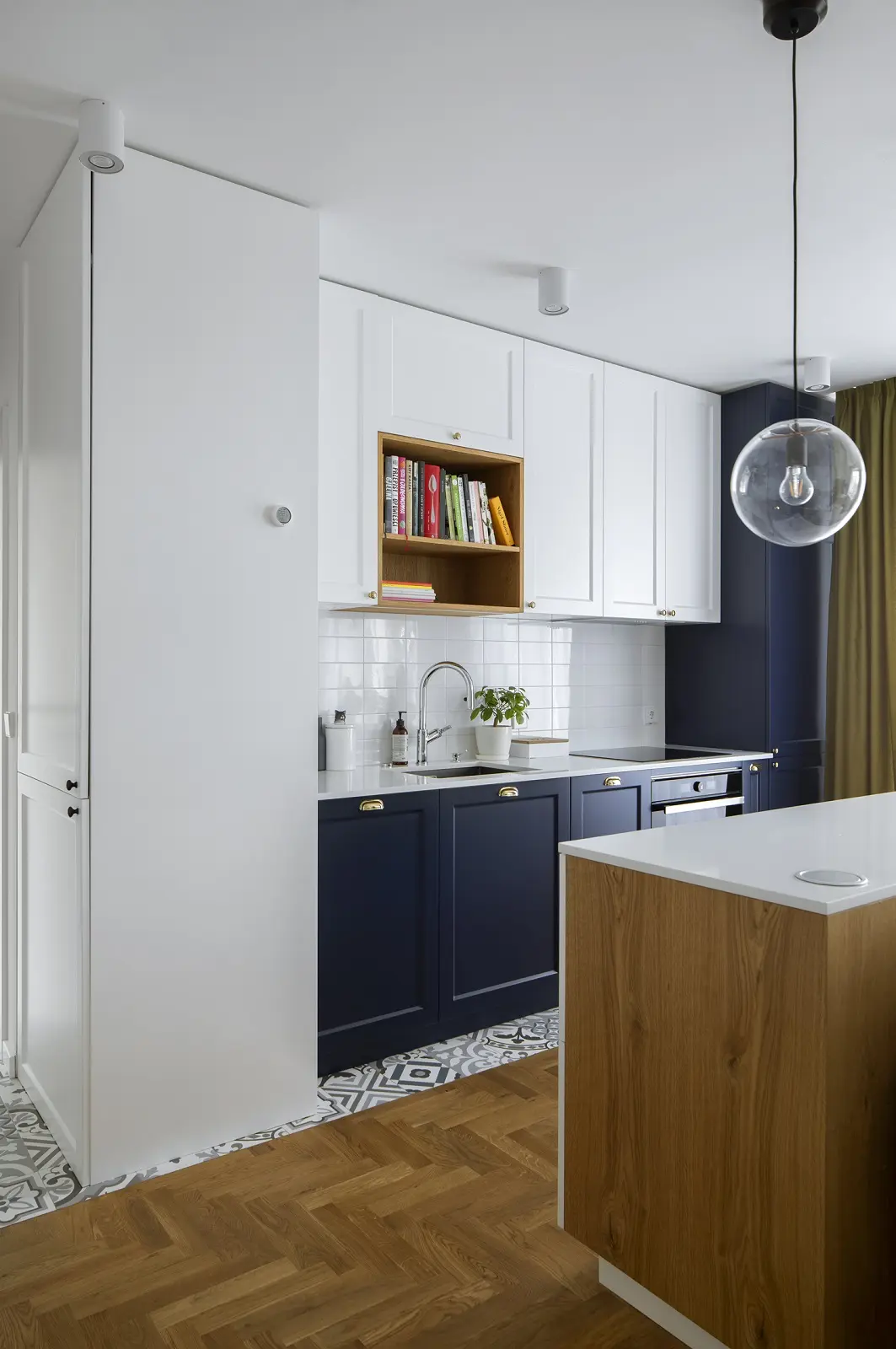 Drugie życie warszawskiej kamienicy: apartament z kroplą słońca