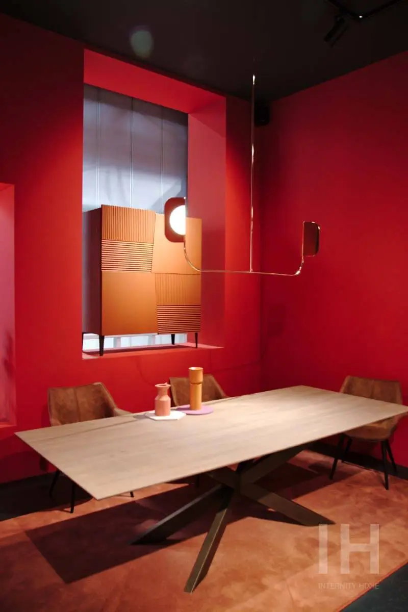 Na tegorocznych targach w Mediolanie mocny kolor był jednym z najmodniejszych trendów