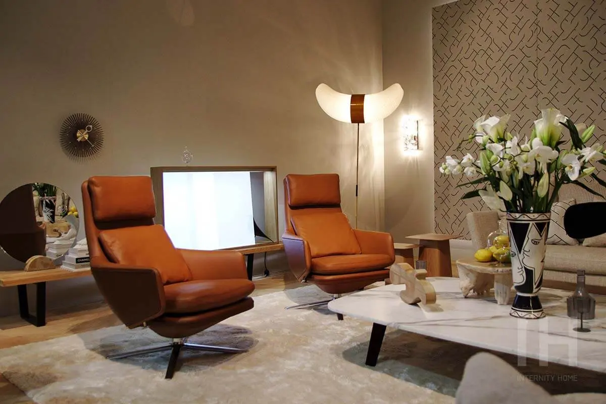 Eleganckie połączenie bieli, szarości i karmelu (Vitra)