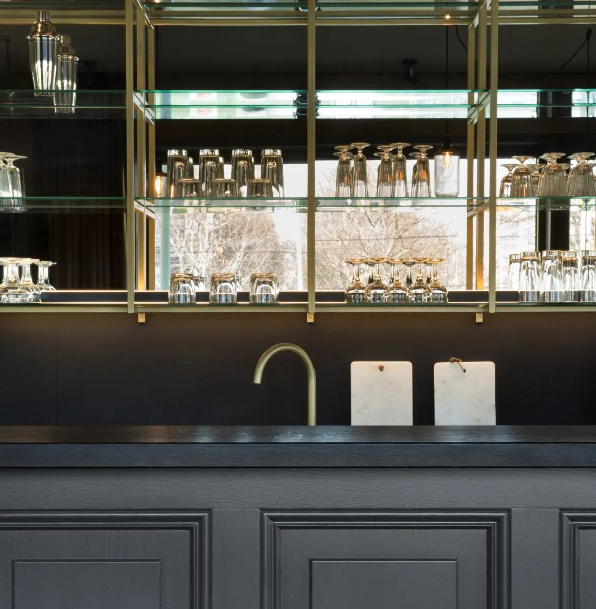 Ażurowe szafki górne i złote detale to największe trendy w urządzaniu kuchni (fot. mat. prasowe)