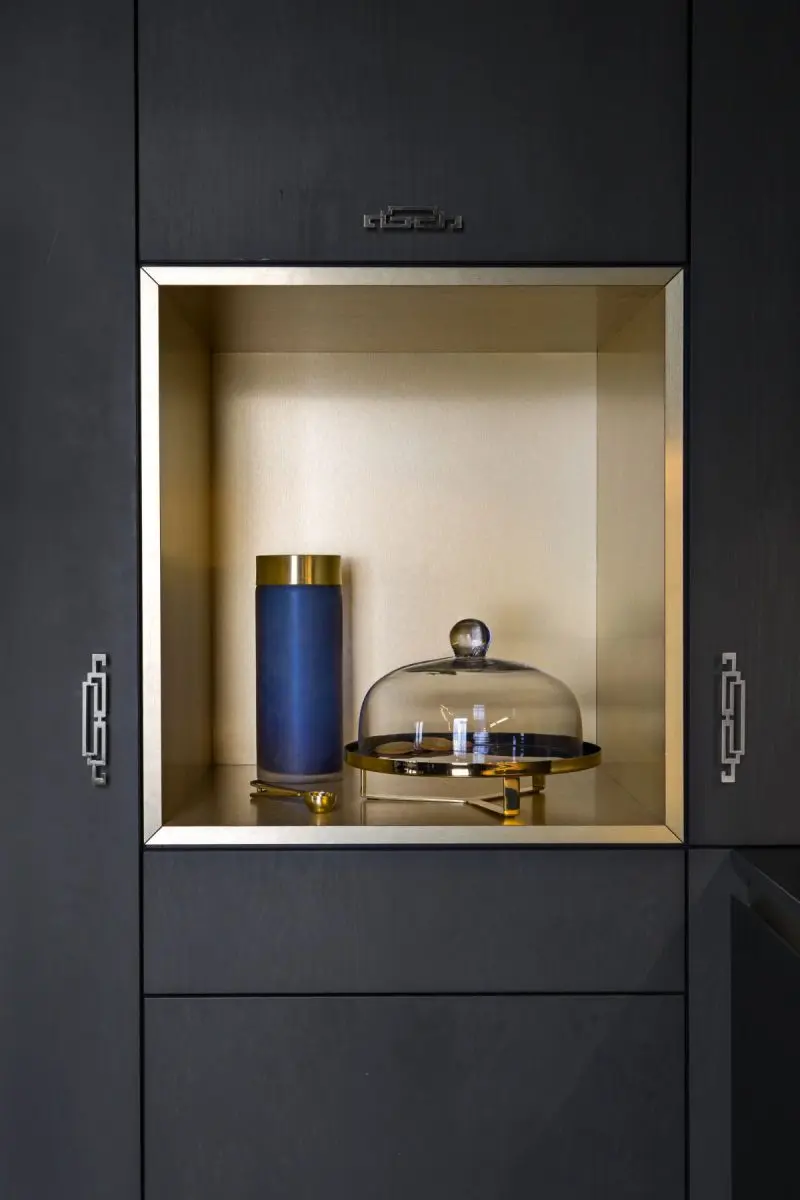 Złote dekoracje na tle matowych frontów | Fot. mat. prasowe