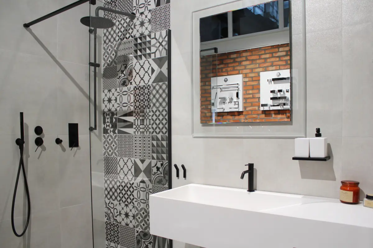 Czarna armatura łazienkowa Siena Black polskiej marki HushLab na ekspozycji w showroomie Internity Home przy ul. Duchnickiej w W-wie