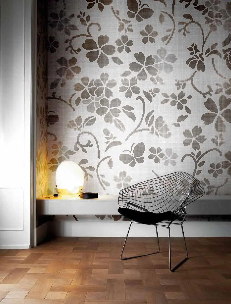 Ściana ozdobiona mozaiką marki Bisazza (brand dostępny w naszych showroomach)