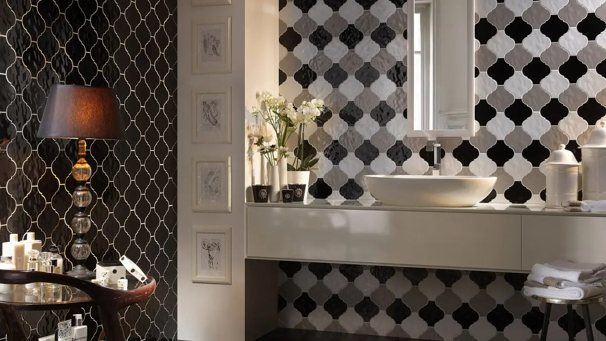 Arabeska Tonalite świetnie prezentuje się na ścianie