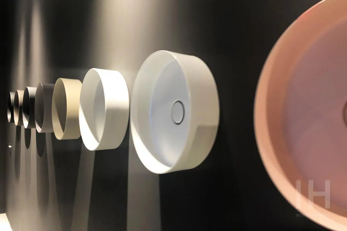 Kolorowe umywalki polskiej marki HushLab są dostępne w naszych showroomach