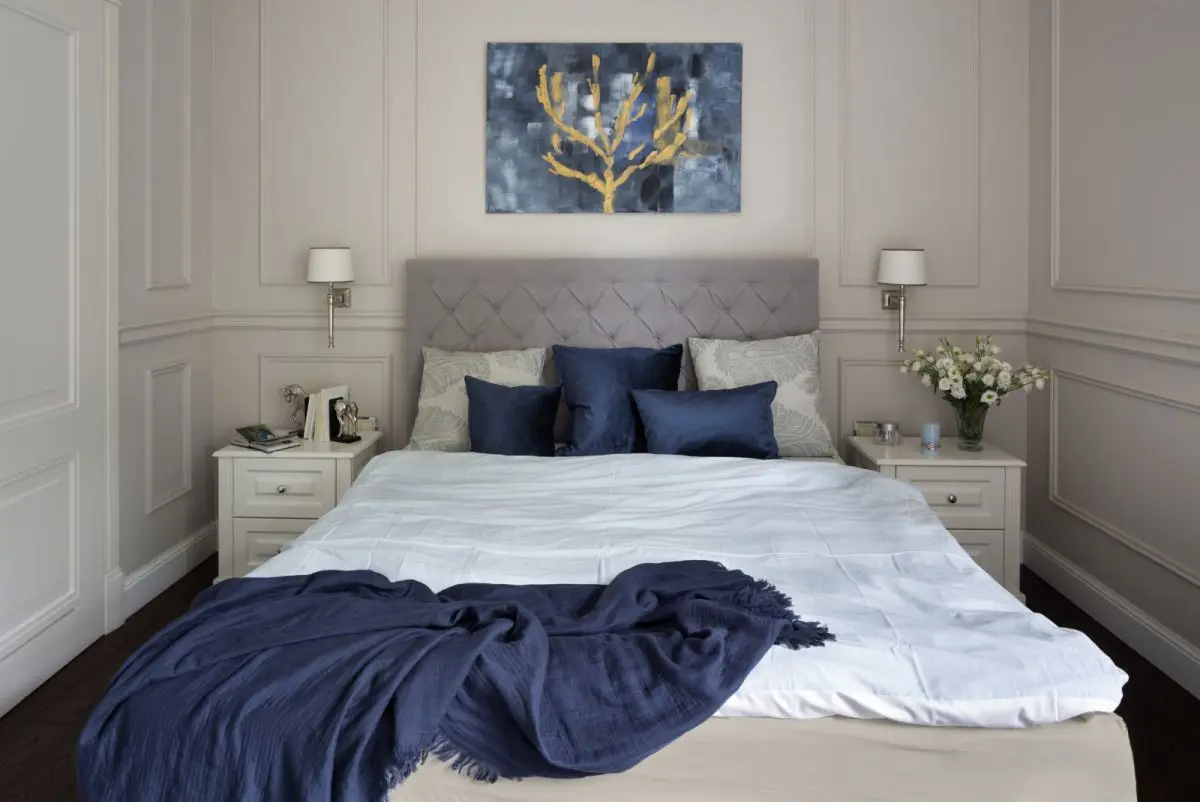 Klasyczna sypialnia z elementami granatu (źródło: mat. pras. Wnętrza Michała)