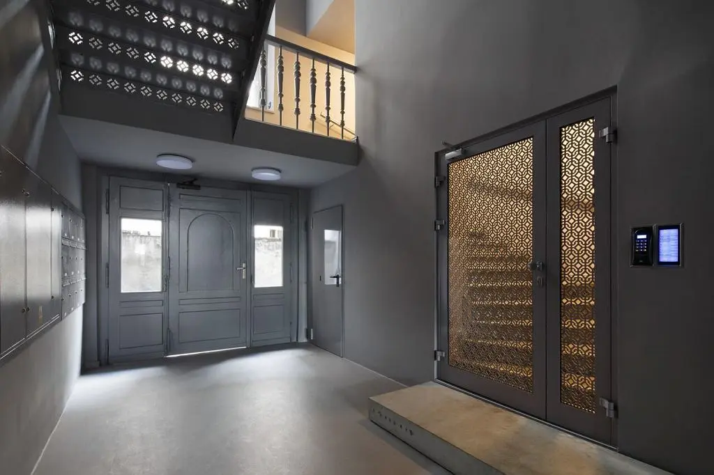 Modernizacja klatki schodowej XIX-wiecznej kamienicy przy ul Kościuszki 30 w Gliwicach. Projekt: Zalewski Architecture Group / Krzysztof Zalewski, Adam Gil – fot. Tomasz Zakrzewski/ archifolio.pl