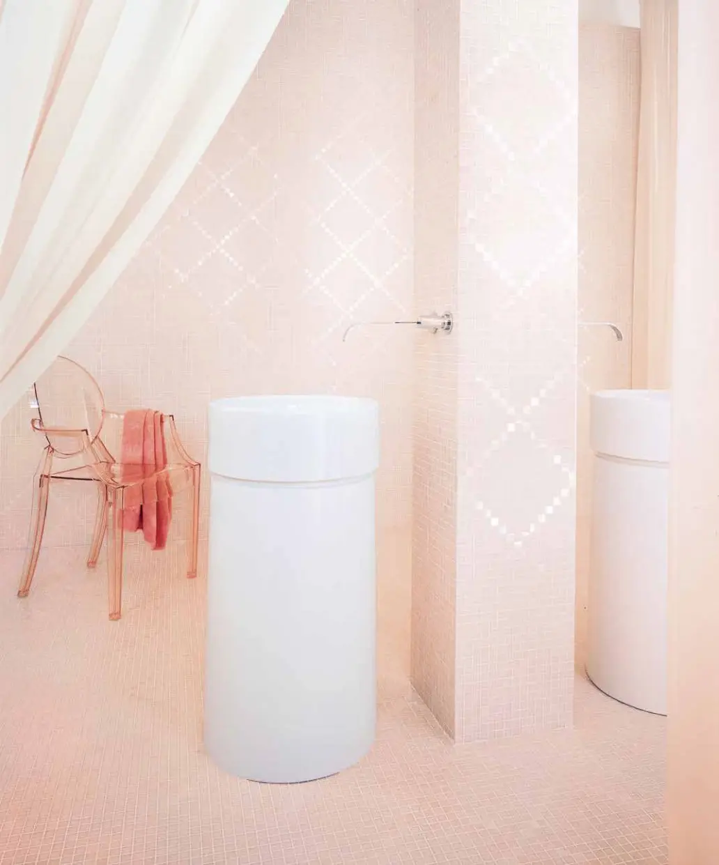 Różowa łazienka z mozaiką od Bisazzy