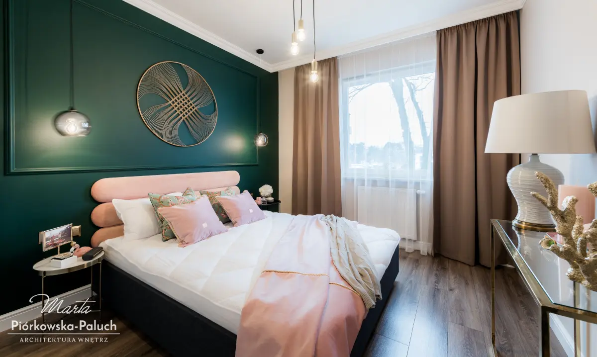 Sypialnia w kolorze butelkowej zieleni i pudrowego różu | proj. Marta Piórkowska – Paluch