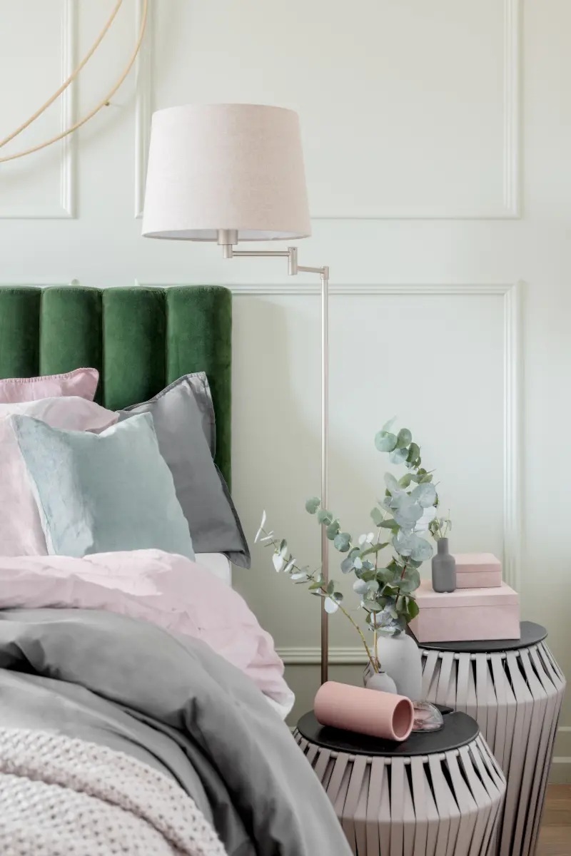 Modne połączenie butelkowej zieleni, pudrowego różu i złota w projekcie JT Grupa