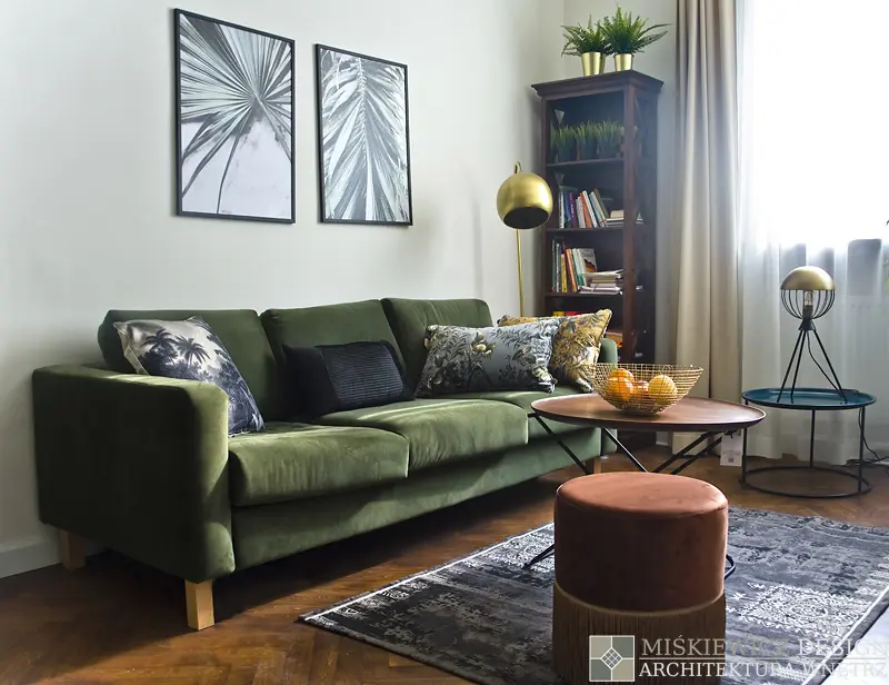 Salon z akcentami zieleni, złota i drewna | proj. Miśkiewicz Design