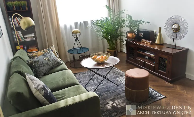 Salon z akcentami zieleni, złota i drewna | proj. Miśkiewicz Design