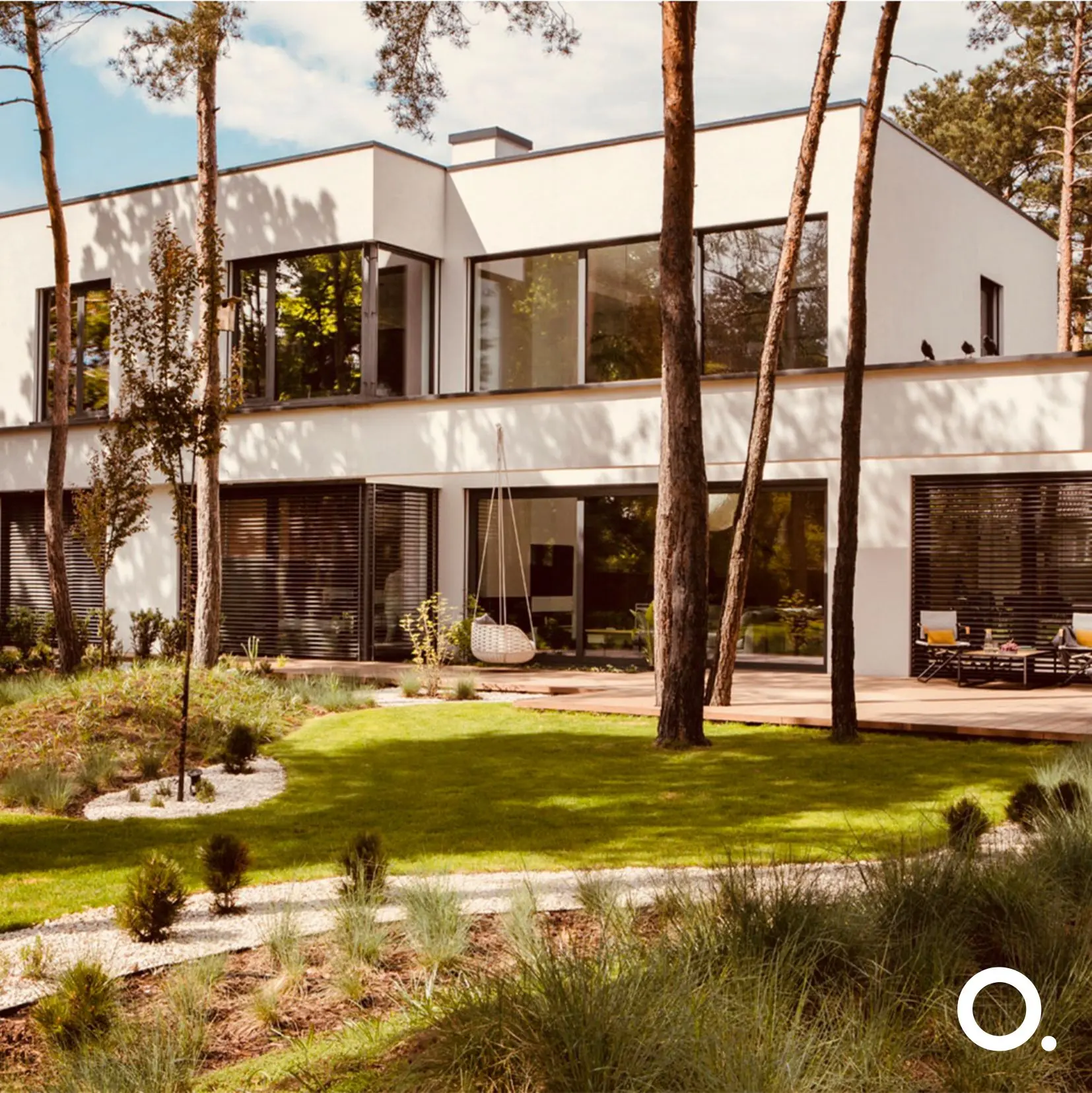 dom z przeszkleniami