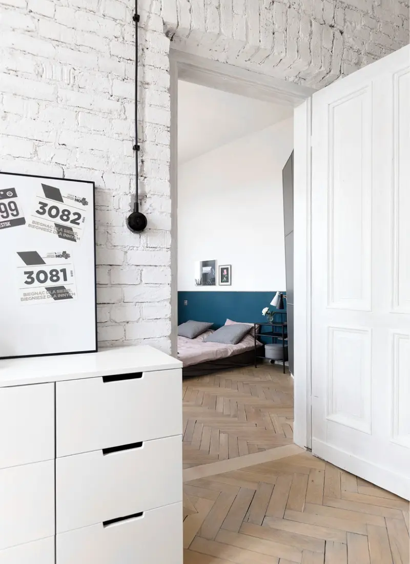 Projekt mieszkania autorstwa Silke Studio, wykorzystuje cegłę pomalowaną na biało w stylu eklektycznym. |Proj.: silke | Zdjęcia: Alicja Kozak, Przemysław Kuciński