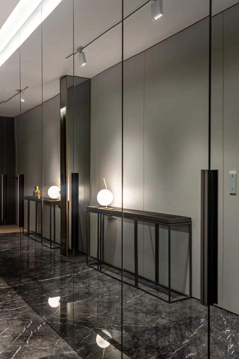 Szafa wtopiona w lustrzaną ścianę w przedpokoju | proj. On Off Architekci, zdj. Rafał Poławski