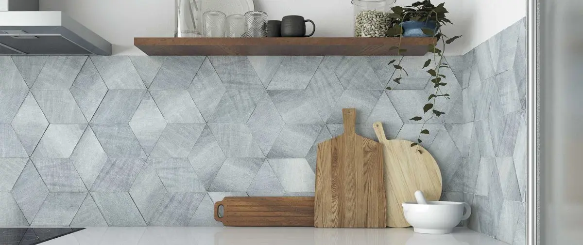 Płytki na ścianie nad blatem to kolekcja Denim od Wow Design (marka dostępna w naszych showroomach)