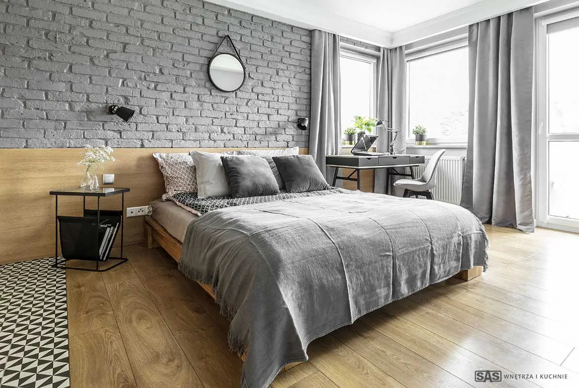 Tekstylia w sypialni złagodzą surowy charakter cegły. | Proj. SAS Wnętrza i Kuchnie