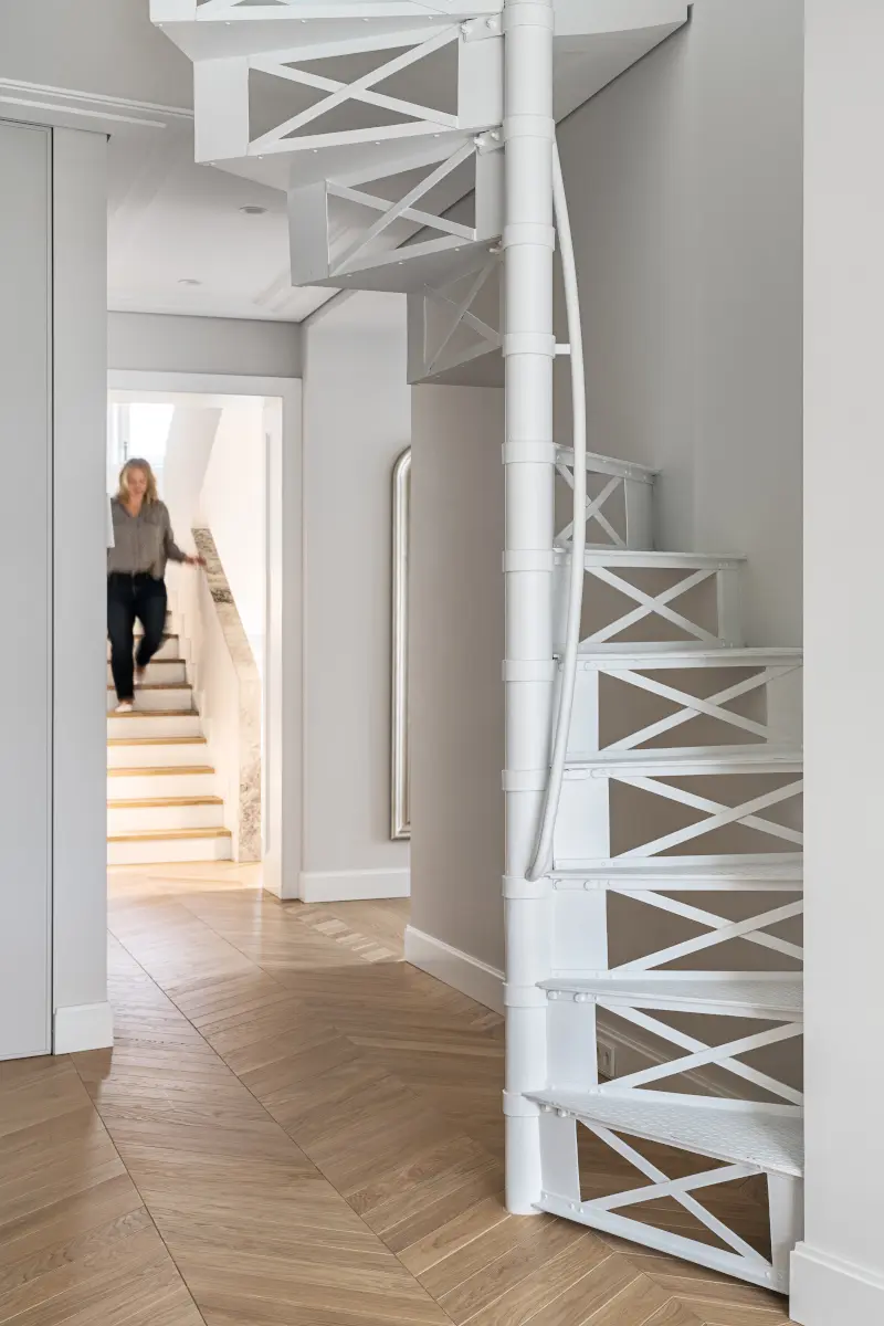 Odnowione schody z lat 30. XX w. | proj. Katarzyna Kraszewska, zdj. Tom Kurek, stylizacja: Eliza Mrozińska, Nina Kalicka