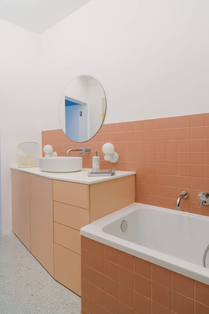 Nieoczywista kobieca łazienka. | Proj. NOWW Studio