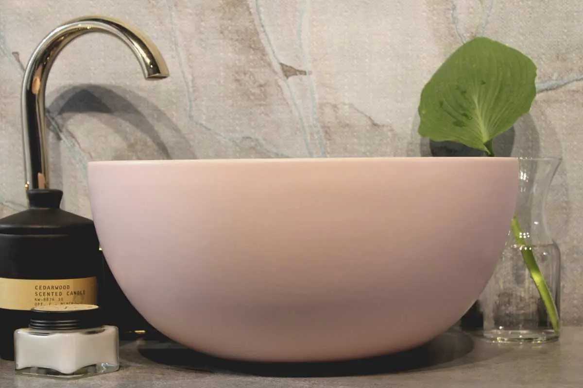 Wśród produktów HushLab, znajdziesz misy nablatowe w kolorze pudrowego różu.