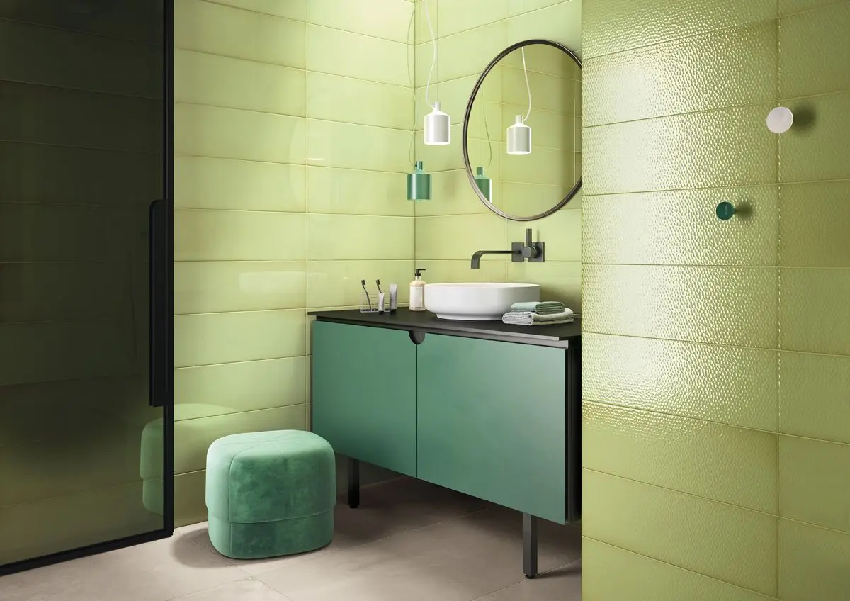 Neo Mint total look w łazience z płytkami Imoli z serii Glass.