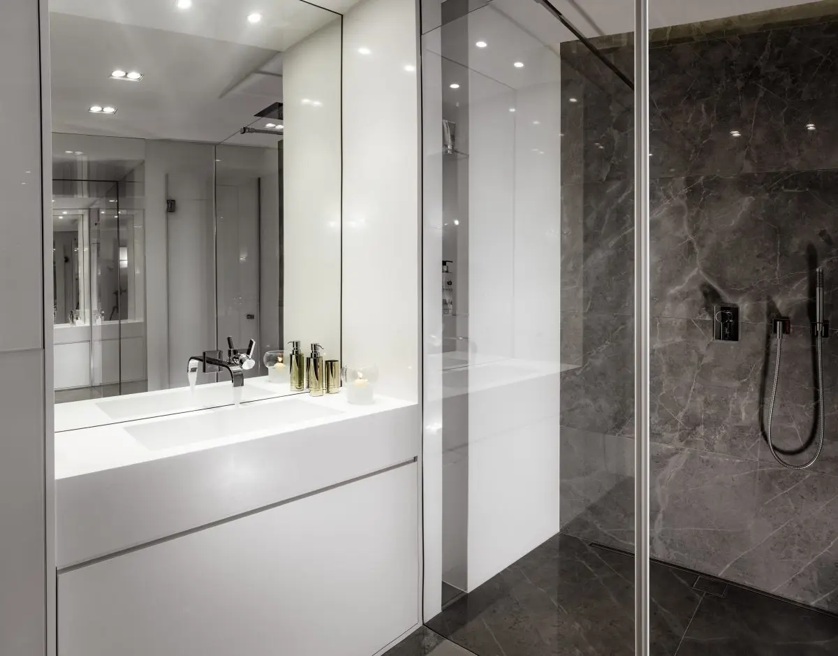 Szara łazienka | proj. On Off Architekci, zdj. Rafał Poławski