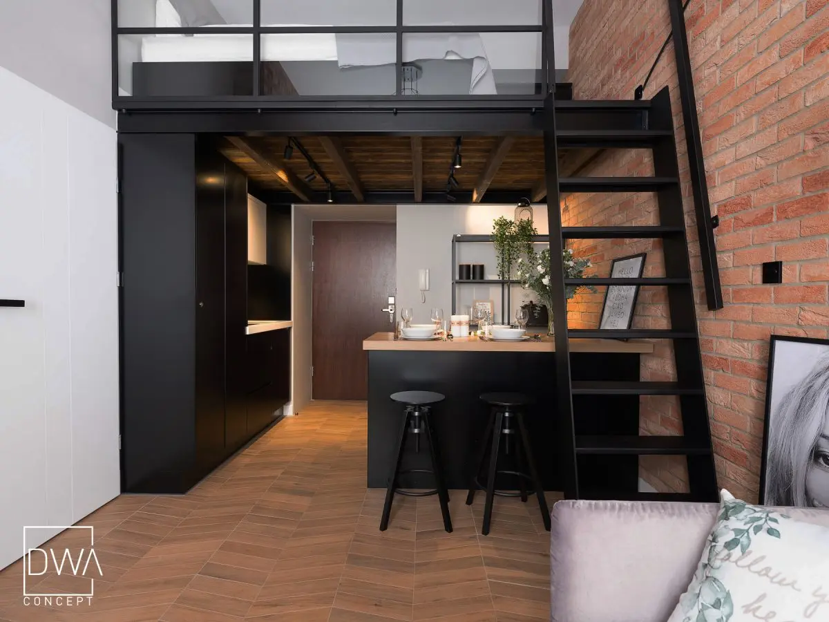 MINI LOFT Z CZARNĄ KUCHNIĄ I SYPIALNIĄ NA ANTRESOLI