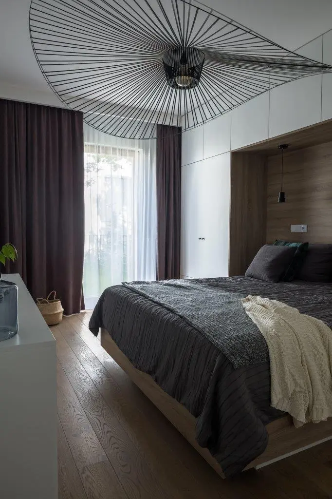 Sypialnia z widowiskową oprawą Vertigo od Petit Friture | proj. Jacek Tryc