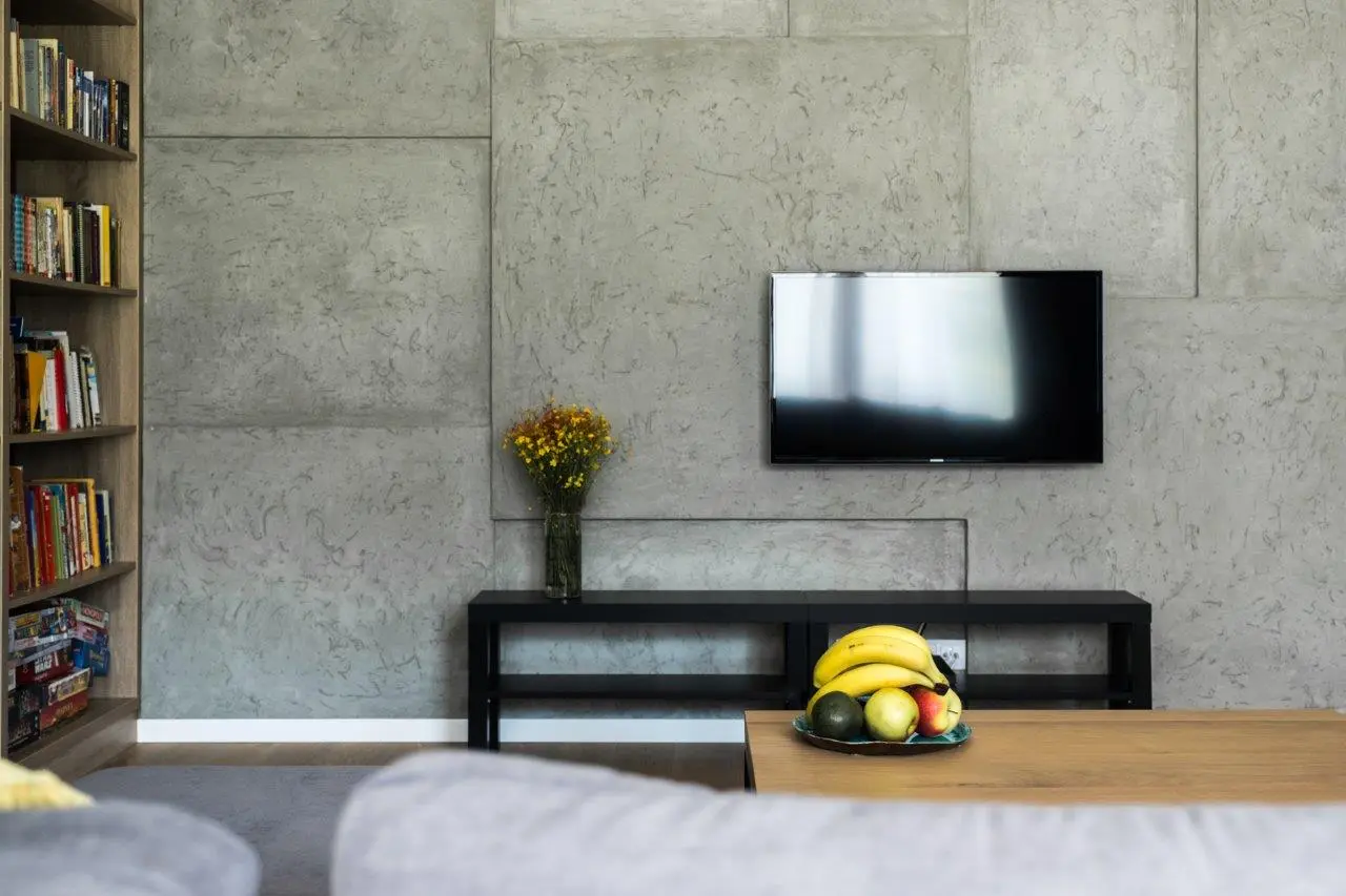 Betonowa ściana w salonie | proj. Jacek Tryc