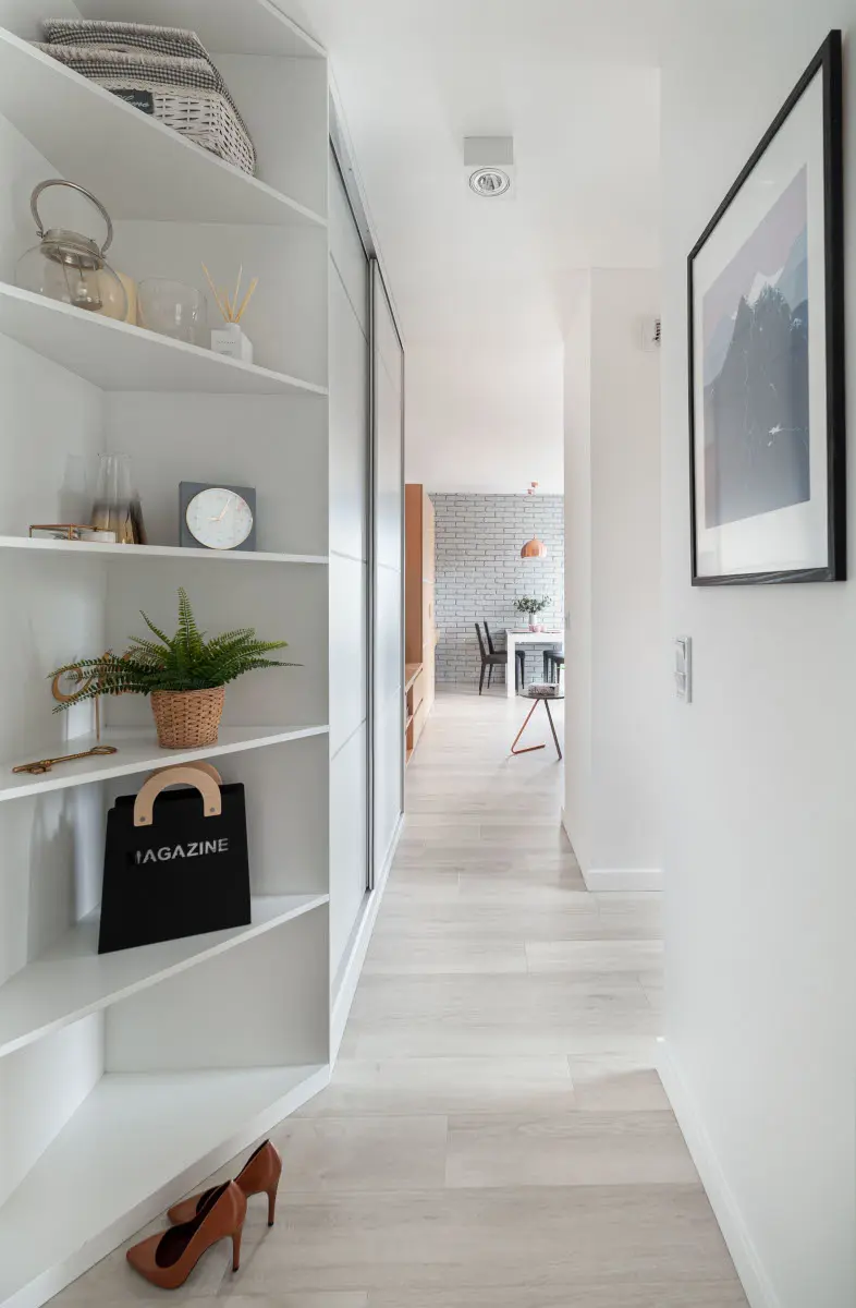 Aranżacja wąskiego korytarza | proj. Pracownia Wielkie Rzeczy Izabela Olszewska, zdj. joannakorczynska.pl
