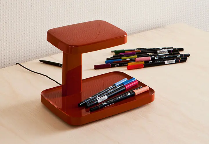 Lampka Piani od Flosa łączy w sobie funkcję organizera | Oprawa jest dostępna w naszych showroomach