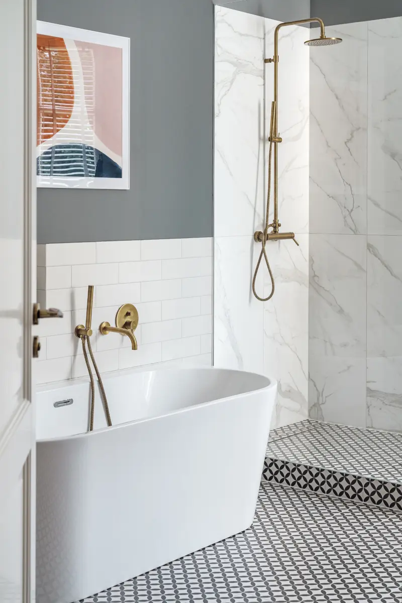 Złota armatura dodaje wnętrzu wyrafinowania i elegancji | proj. luumo, zdj. Tom Kurek