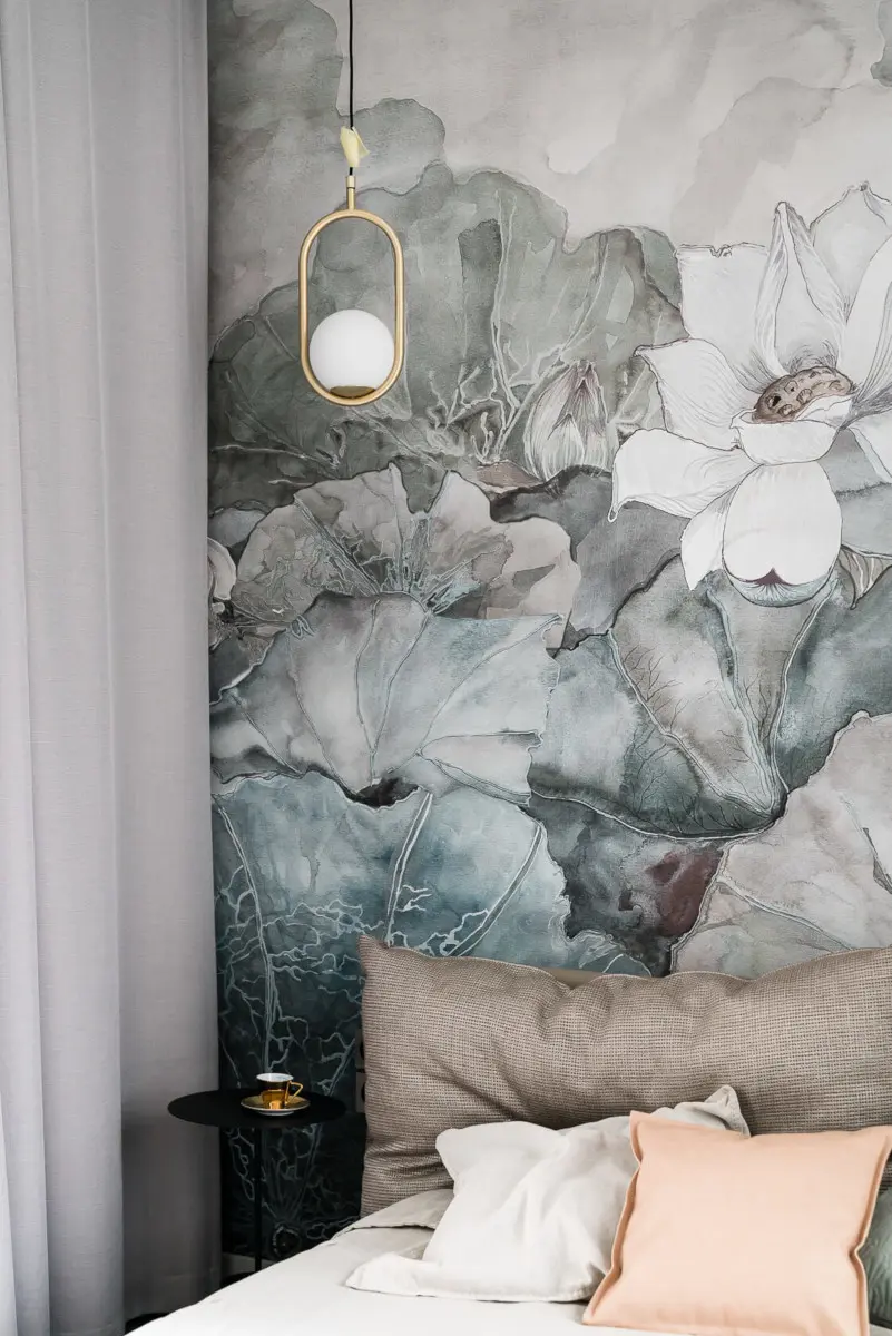 Sypialnia z tapetą w kwiaty od Wall & Deco | proj. Magma