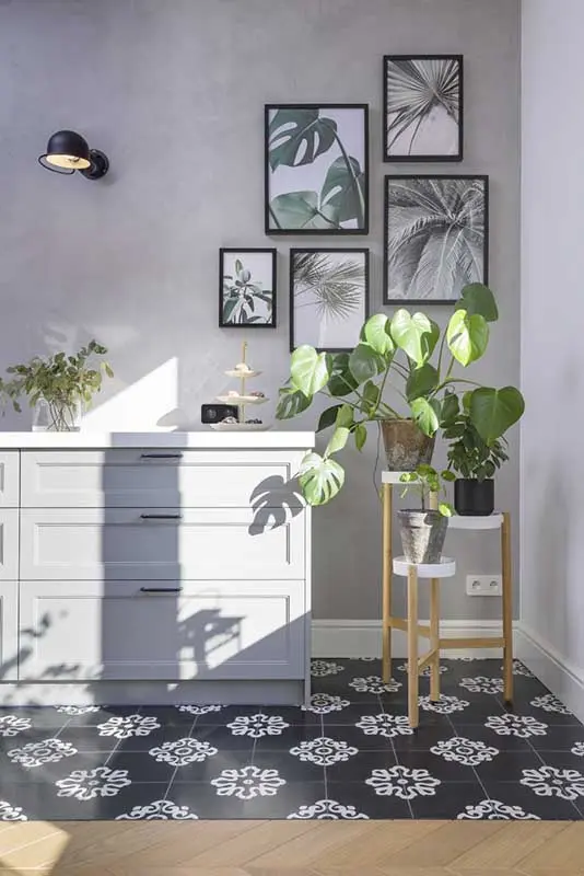 Domowa galeria w stylu urban jungle w szarej kuchni | proj. Eg Projekt