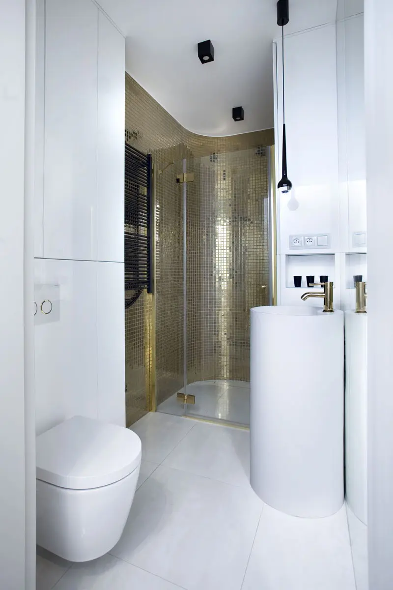 Biało – złota strefa wc | proj. Kaza Interior Design