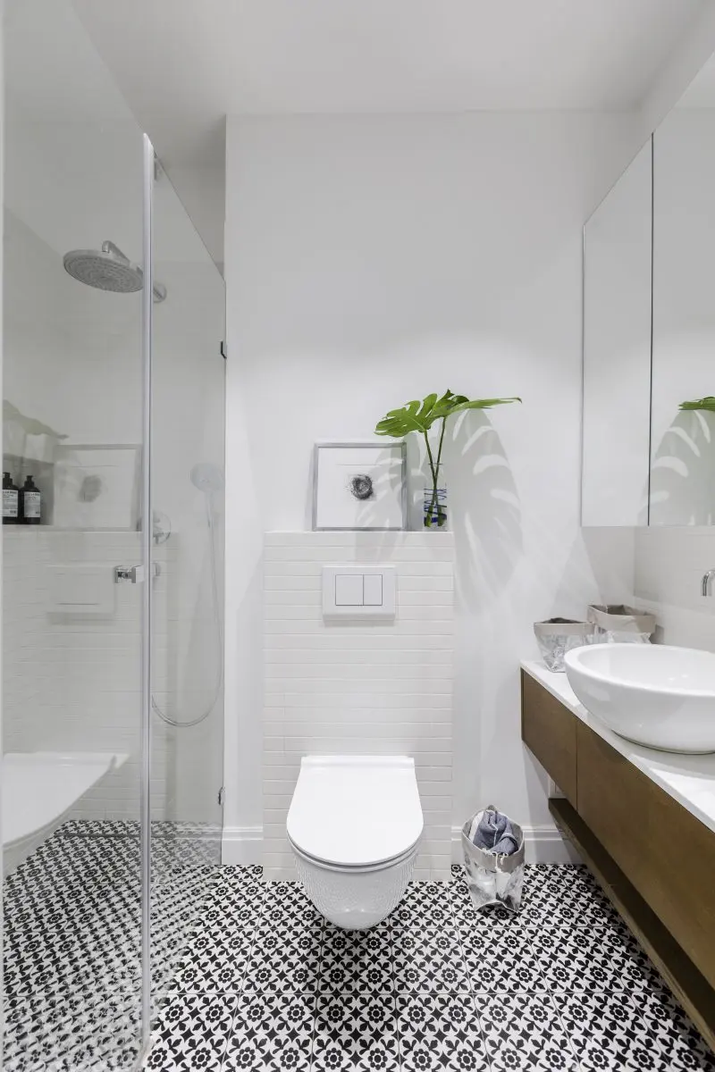 Strefa wc z wzorzystą podłogą | proj. KW Studio