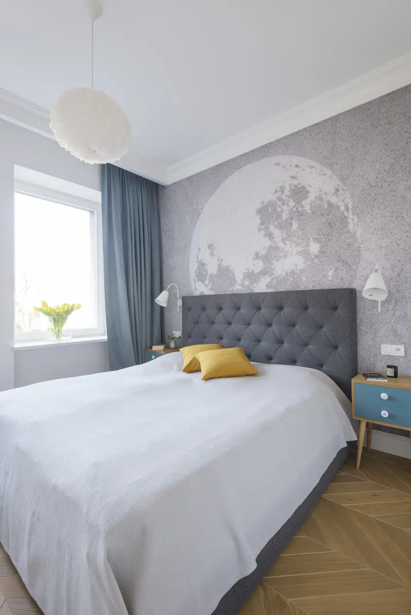 Sypialnia z fototapetą na ścianie za łóżkiem | proj. EG Projekt