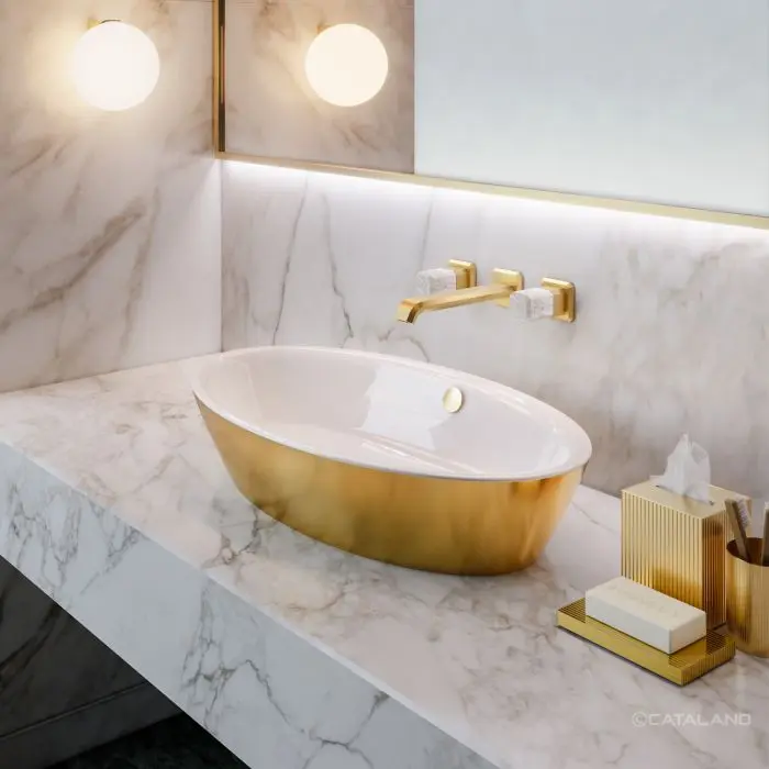 Złota umywalka Catalano w projekcie marmurowej łazienki