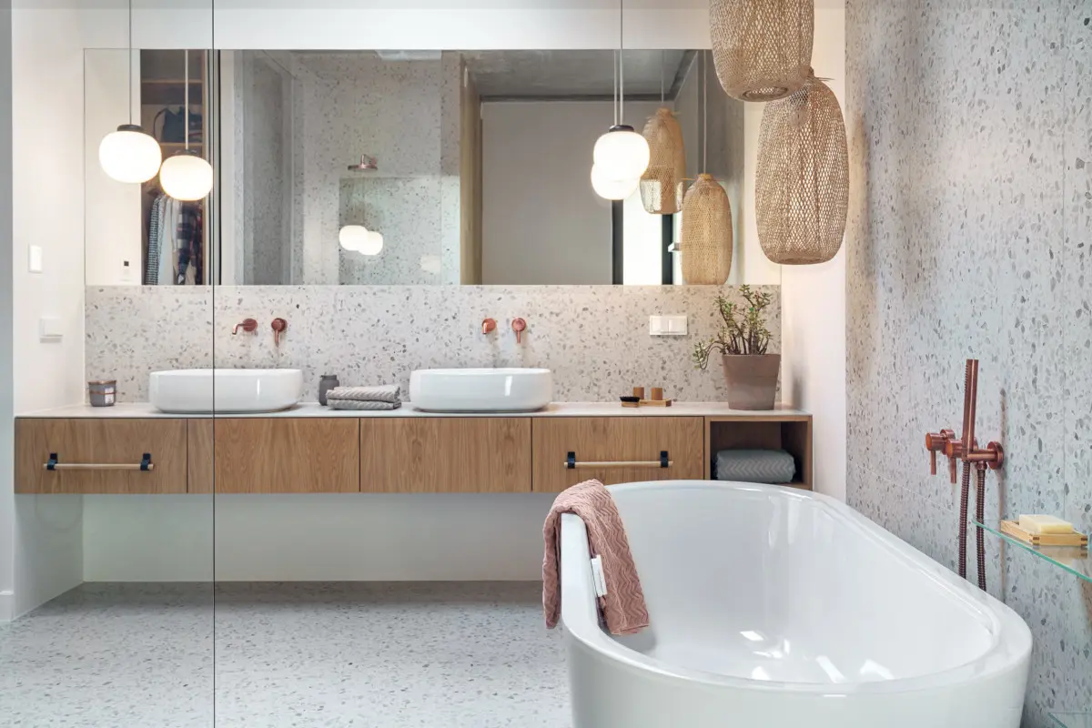 Lastryko jest jednym z najpopularniejszych materiałów w aranżacji łazienki | proj. formativ, zdj. Tom Kurek