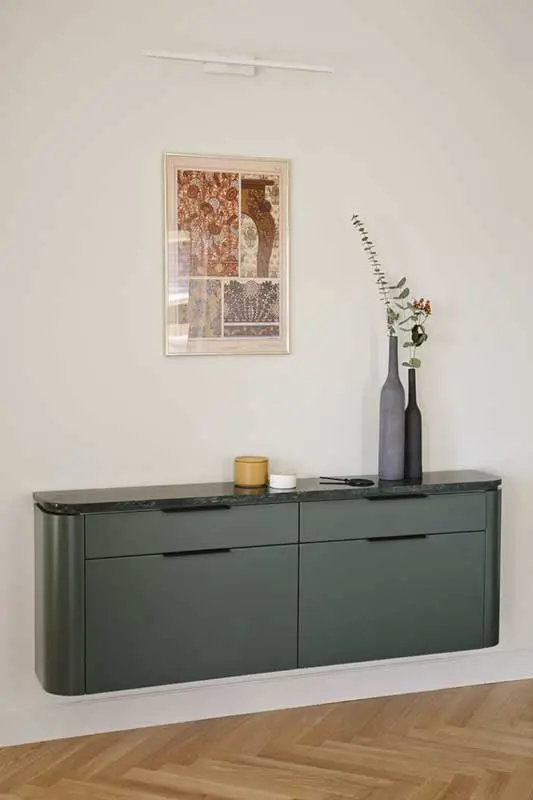 Podwieszana konsola z blatem imitującym marmur. | Projekt: PB Studio