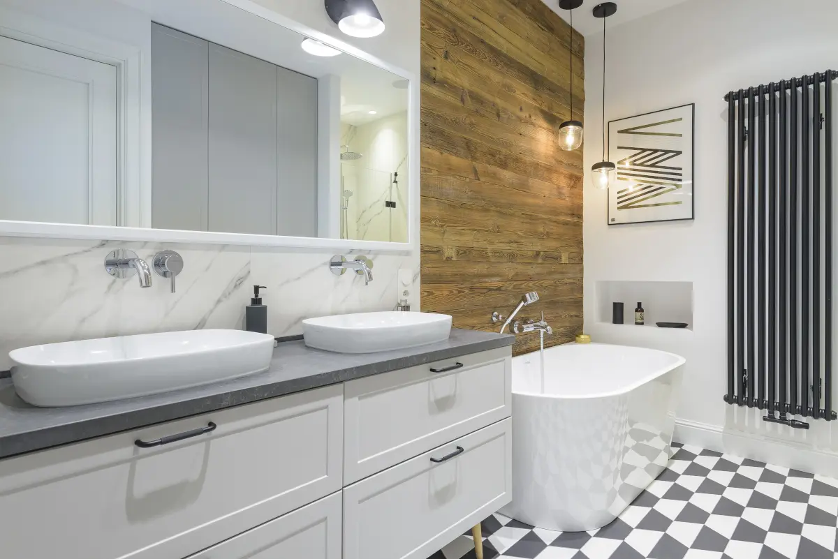 Ściana za wanną w łazience z porozbiórkowych desek | proj. EG Projekt