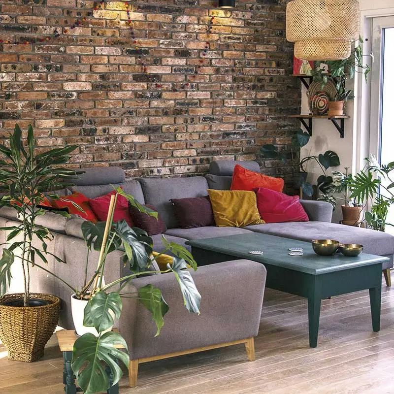 Stary stolik pomalowany na zielono w salonie @ranczo.od.nowa