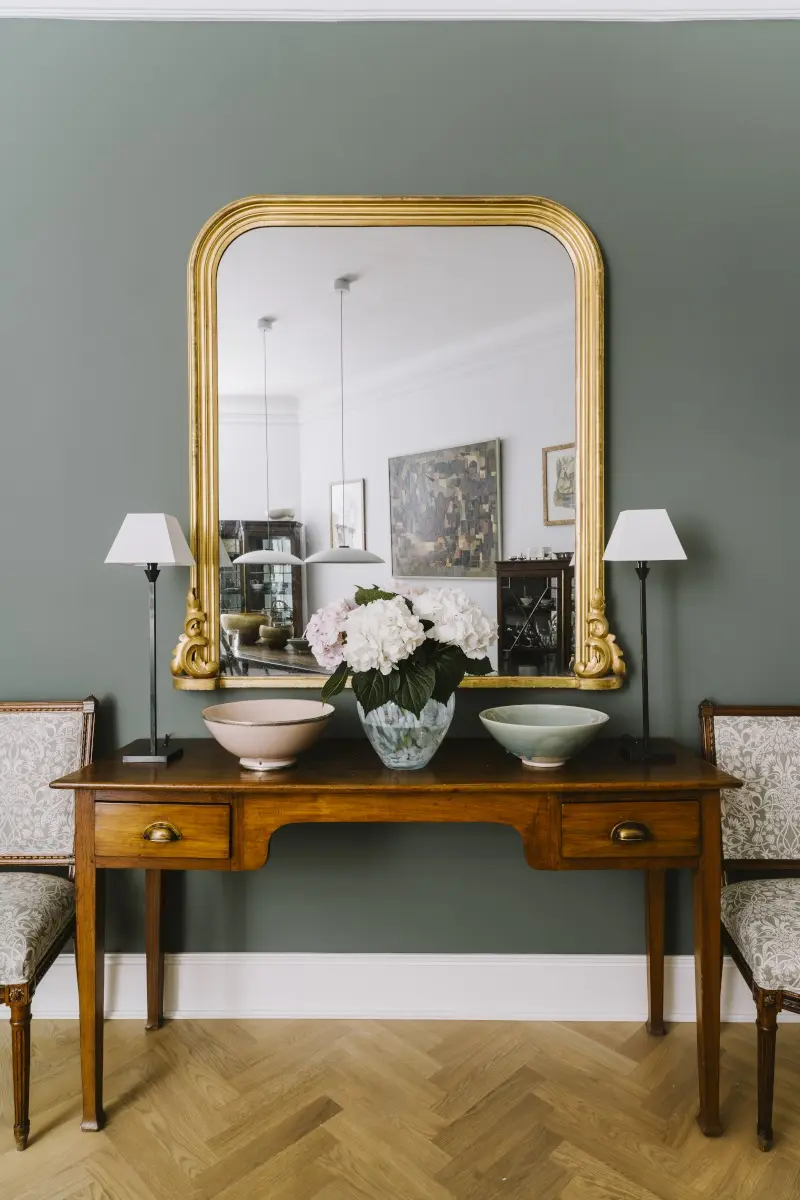 Wiktoriańskie lustro wisi w towarzystwie licznych rodzinnych pamiątek | proj. KW Studio, zdj. PION