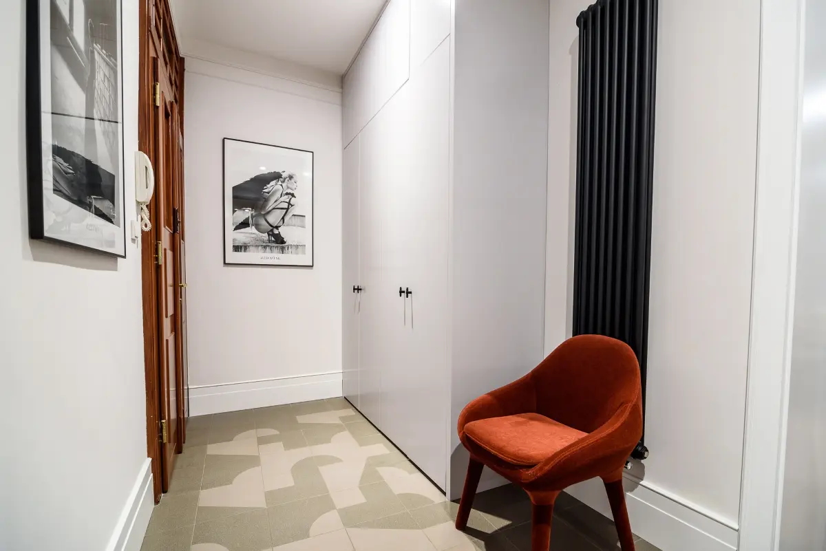 Geometryczny wzór płytek w korytarzu. | Projekt: Inside