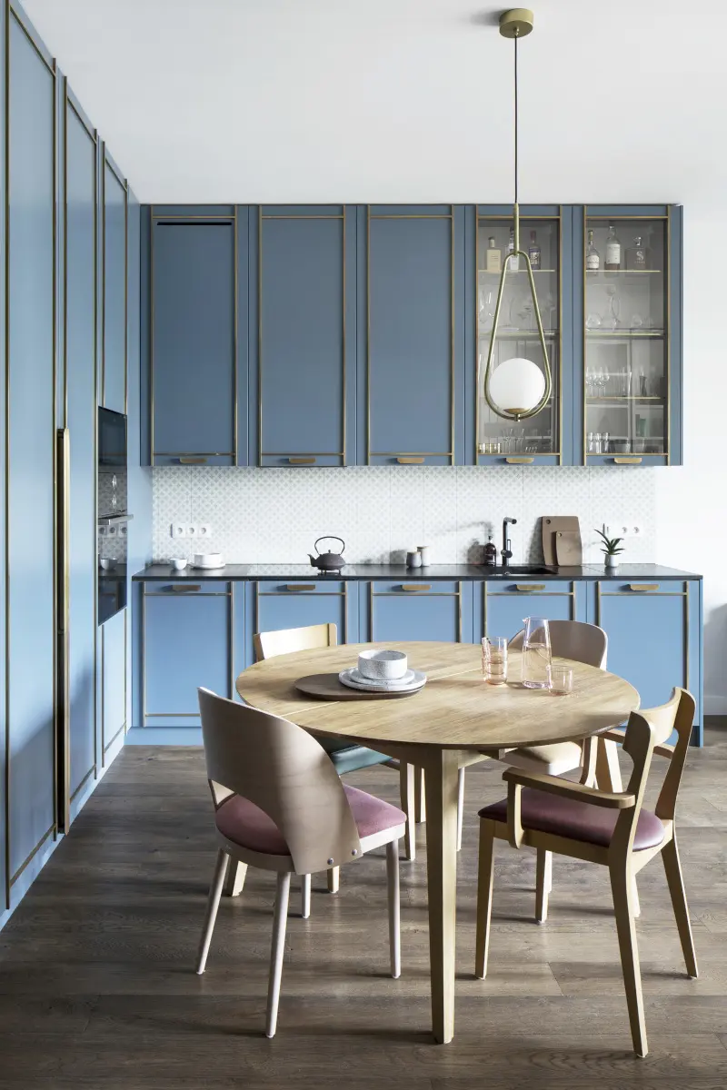 Niebieska kuchnia ocieplona drewnem | proj. Kando Architects