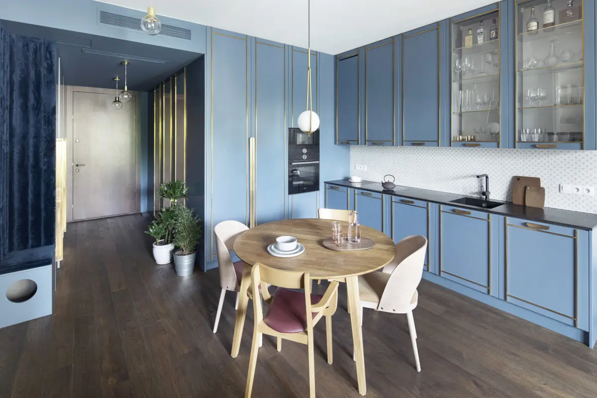 Niebieska kuchnia ocieplona drewnem | proj. Kando Architects